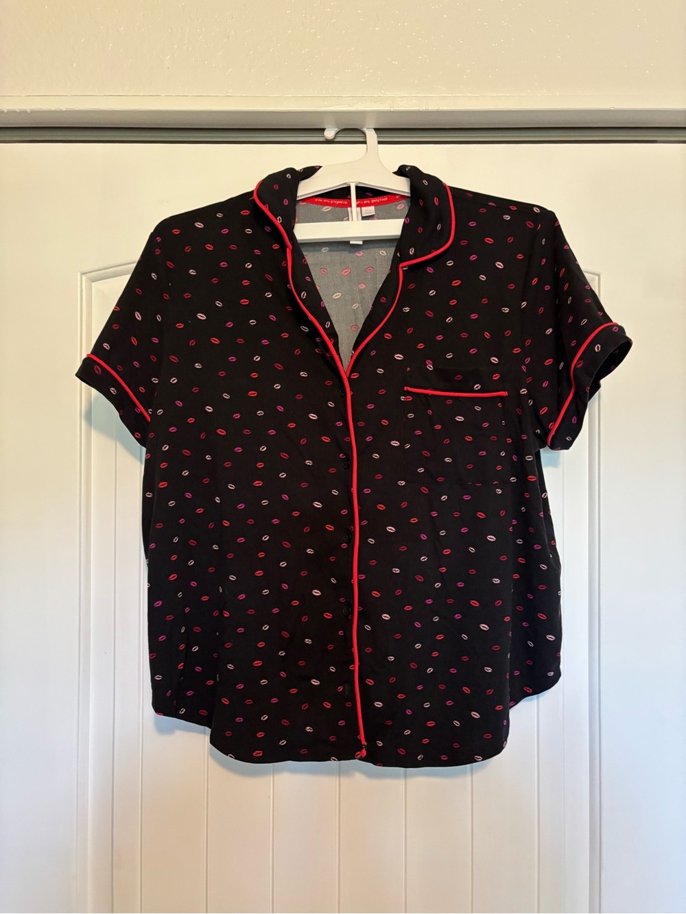Women's Black Short-Sleeve Pajama Top with Pink Lip Print